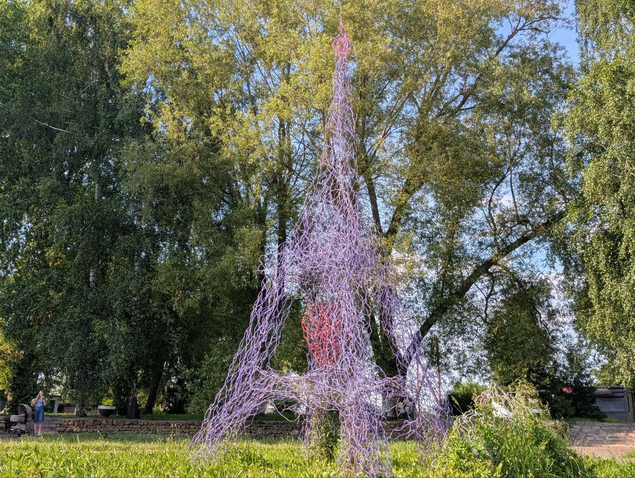 Проволочная Эйфелева башня в посёлке Усяж